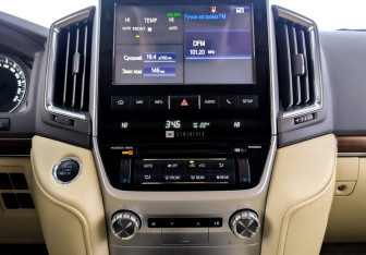 Подержанный автомобиль Toyota Land Cruiser Suv 2016 года (15 фото)