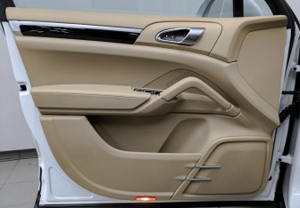 Подержанный автомобиль Porsche Cayenne 2015 года (19 фото)