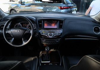Подержанный автомобиль Infiniti QX60 2017 года (14 фото)
