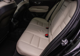 Подержанный автомобиль Volvo V60 2020 года (10 фото)