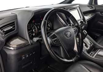 Подержанный автомобиль Toyota Alphard 2018 года (15 фото)