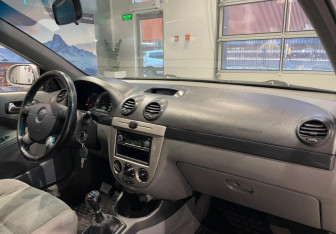 Подержанный автомобиль Chevrolet Lacetti Wagon 2008 года (10 фото)