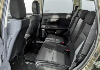 Подержанный автомобиль Mitsubishi Outlander 2020 года (12 фото)