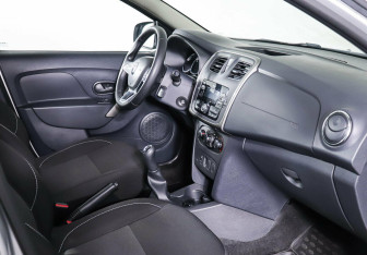 Подержанный автомобиль Renault Sandero 2018 года (9 фото)