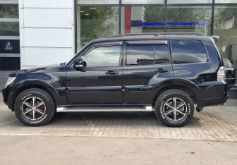 Подержанный автомобиль Mitsubishi Pajero 2011 года (8 фото)