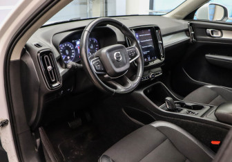 Подержанный автомобиль Volvo XC40 2020 года (8 фото)