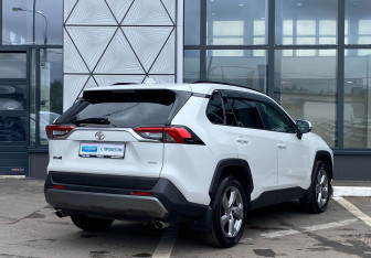 Подержанный автомобиль Toyota RAV4 2019 года (5 фото)