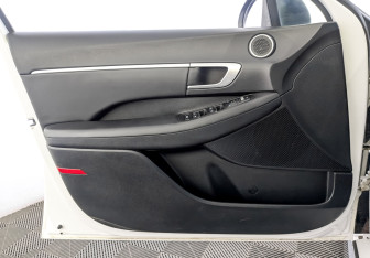 Подержанный автомобиль Hyundai Sonata 2020 года (19 фото)
