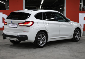 Подержанный автомобиль BMW X1 2021 года (5 фото)