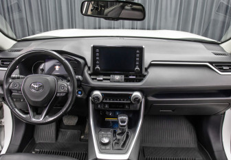 Подержанный автомобиль Toyota RAV4 2022 года (13 фото)