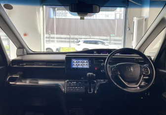 Подержанный автомобиль Honda Stepwgn 2019 года (11 фото)