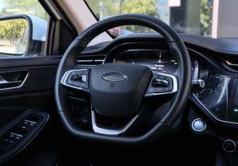Подержанный автомобиль Omoda S5 2024 года (11 фото)