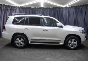 Подержанный автомобиль Toyota Land Cruiser Suv 2020 года (4 фото)
