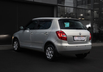 Подержанный автомобиль Skoda Fabia Hatchback 2014 года (7 фото)