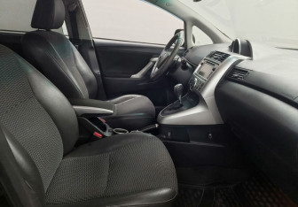 Подержанный автомобиль Toyota Verso 2012 года (9 фото)