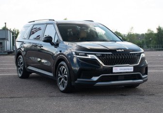 Подержанный автомобиль Kia Carnival 2022 года (3 фото)