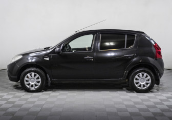 Подержанный автомобиль Renault Sandero 2013 года (8 фото)