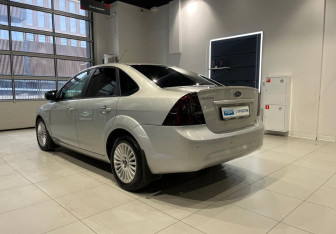 Подержанный автомобиль Ford Focus Sedan 2011 года (7 фото)