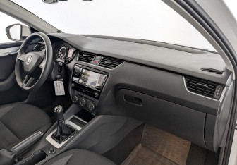 Подержанный автомобиль Skoda Octavia Liftback 2019 года (11 фото)