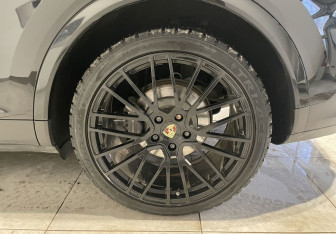 Подержанный автомобиль Porsche Cayenne 2019 года (12 фото)