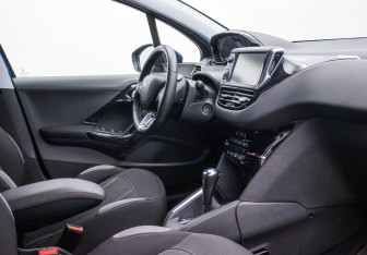 Подержанный автомобиль Peugeot 208 2014 года (9 фото)