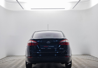 Подержанный автомобиль Ford Fiesta Sedan 2015 года (6 фото)