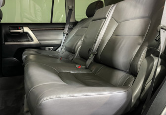 Подержанный автомобиль Toyota Land Cruiser Suv 2009 года (10 фото)