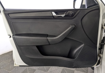 Подержанный автомобиль Skoda Rapid Liftback 2019 года (19 фото)