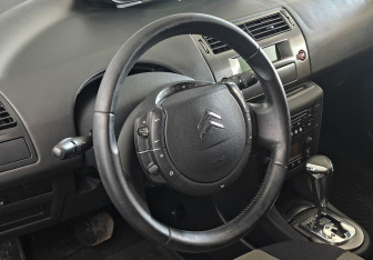 Подержанный автомобиль Citroen C4 Hatchback 2010 года (12 фото)
