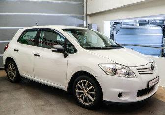 Подержанный автомобиль Toyota Auris Hatchback 2010 года (16 фото)