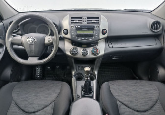 Подержанный автомобиль Toyota RAV4 2010 года (12 фото)