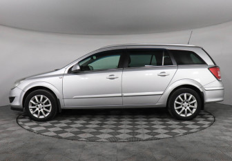 Подержанный автомобиль Opel Astra Wagon 2013 года (8 фото)