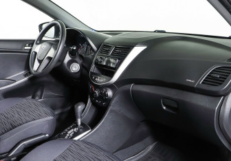 Подержанный автомобиль Hyundai Solaris Hatchback 2015 года (10 фото)