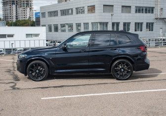 Подержанный автомобиль BMW X3 2022 года (9 фото)
