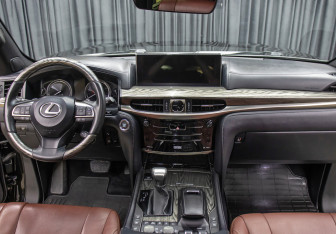 Подержанный автомобиль Lexus LX 2015 года (14 фото)