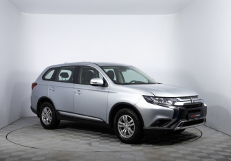 Подержанный автомобиль Mitsubishi Outlander 2021 года (3 фото)