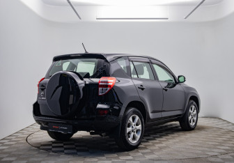 Подержанный автомобиль Toyota RAV4 2011 года (5 фото)