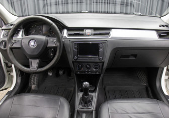 Подержанный автомобиль Skoda Rapid Liftback 2014 года (14 фото)