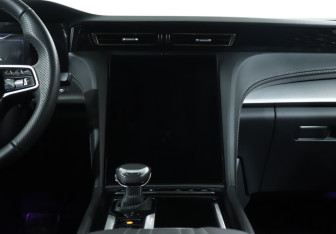 Подержанный автомобиль Hongqi H5 2024 года (14 фото)