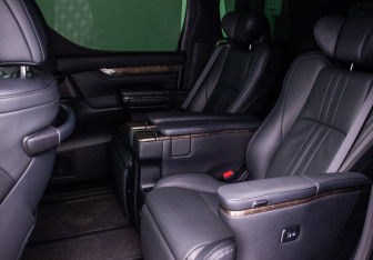 Подержанный автомобиль Toyota Alphard 2021 года (11 фото)