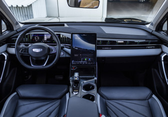 Подержанный автомобиль Geely Atlas 2024 года (13 фото)