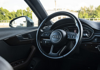 Подержанный автомобиль Audi A4 Sedan 2016 года (10 фото)