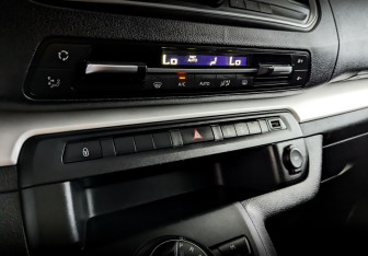 Подержанный автомобиль Peugeot Traveller 2021 года (26 фото)