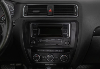 Подержанный автомобиль Volkswagen Jetta Sedan 2013 года (14 фото)