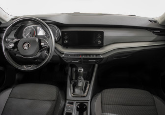 Подержанный автомобиль Skoda Octavia Liftback 2021 года (10 фото)