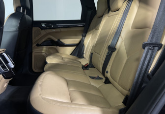 Подержанный автомобиль Porsche Cayenne 2015 года (10 фото)