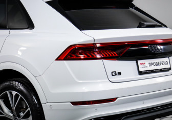 Подержанный автомобиль Audi Q8 2022 года (16 фото)