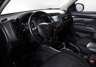 Подержанный автомобиль Mitsubishi Outlander 2018 года (15 фото)