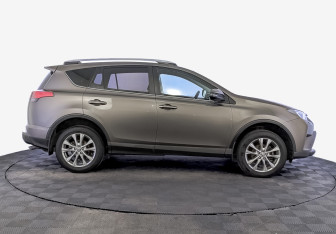 Подержанный автомобиль Toyota RAV4 2017 года (4 фото)