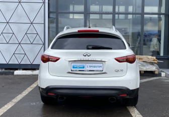 Подержанный автомобиль Infiniti QX70 2016 года (6 фото)